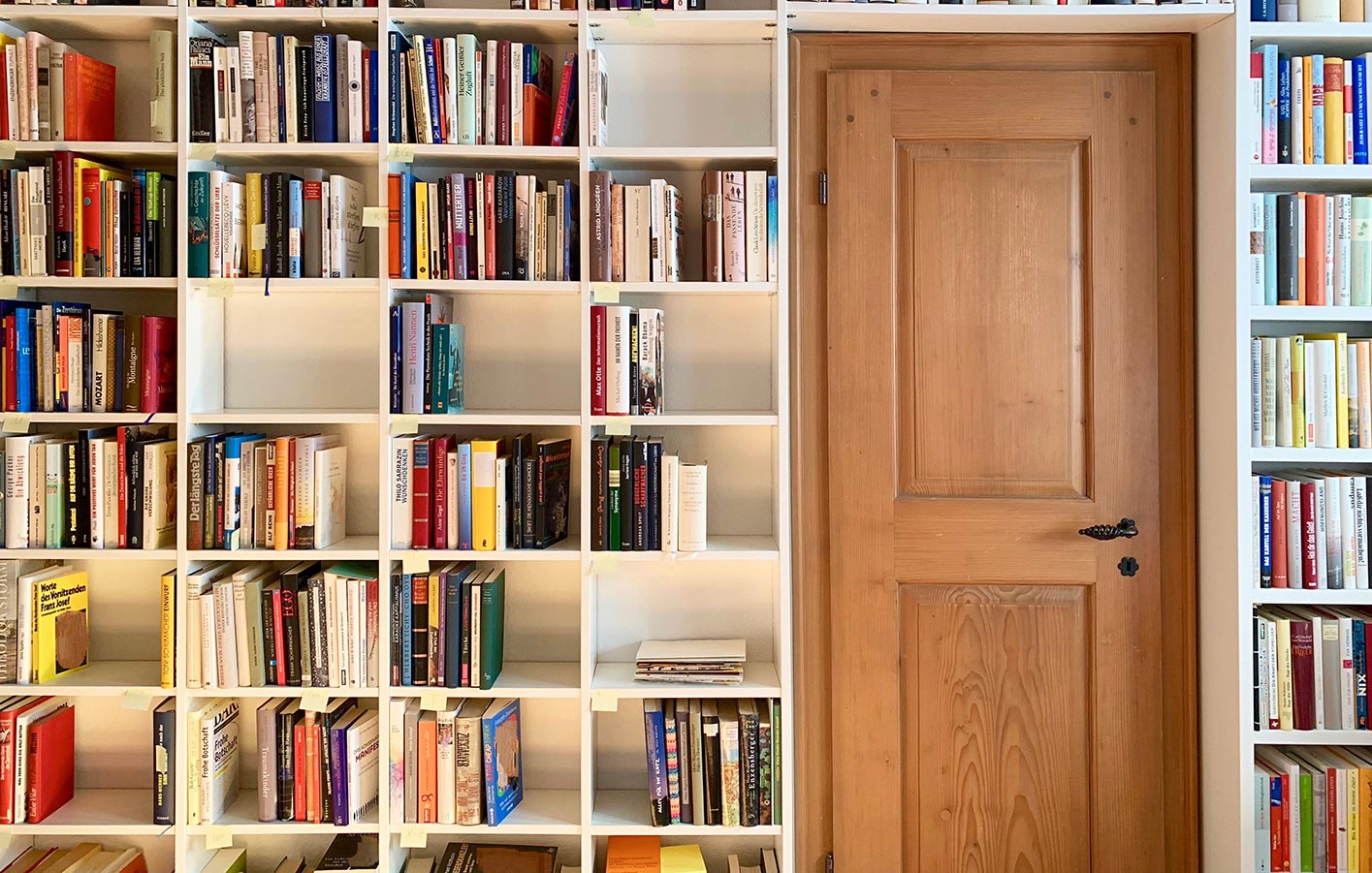 Holz Tür umrahmt von Bücherregalen